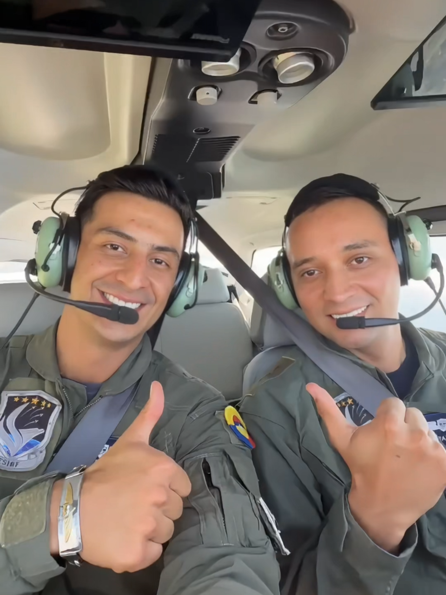 ¡Del entrenamiento al vuelo real!   Así se preparan nuestros pilotos para sus misiones, con disciplina, pasión y trabajo en equipo.  #paratiiiiiiiiiiiiiiiiiiiiiiiiiiiiiii  #foryouu  #SiempreFirmes  #HonorEsServir  #AdAstra🚀