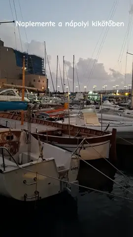 Naplemente, Nápoly és egy esti séta… 🌇⚓✨ Ahol a tenger, a történelem és az olasz hangulat találkozik. 🇮🇹  #Napoli #Naples #Italy #Napoly #Olaszország 