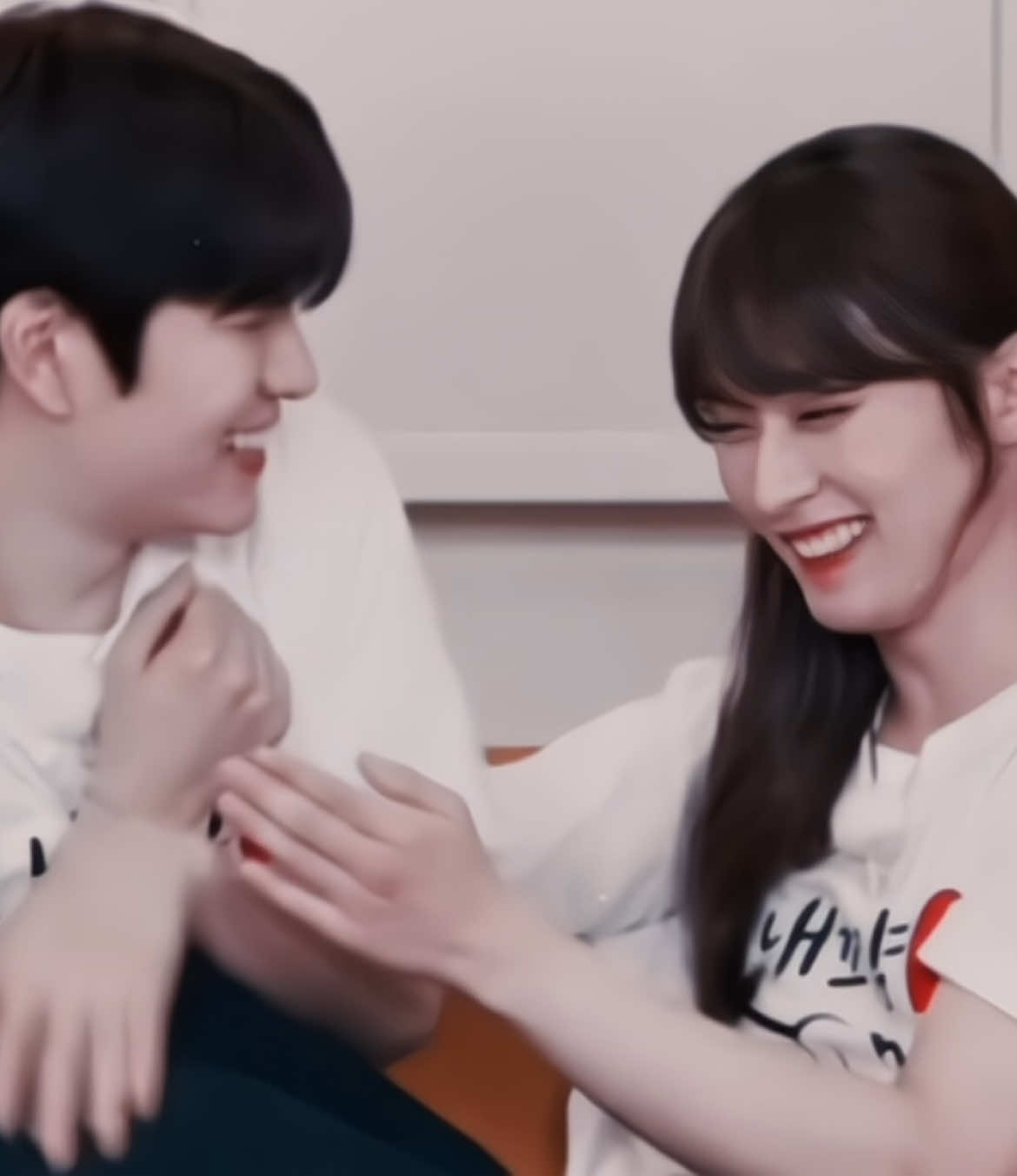 #2MIN :: kkkkkkk melhor música pra dedicate eh essa ok!!?🤗edit especial pra uma garota mega especial neh…eu i Duda completamos hoje dois anos de amizade,DOIS ANOSS!! Ela me fez tão bem e ainda faz…essa menina eh incrível (apesar das humilhações as vezes né kk..) as vezes tenho vontade de puxar tua orelha e tals…amo a voz dela,as historias q me conta,os áudios q me manda,nossas ligações de horas conversando atoa ou raramente jogando Roblox pq ela me “obrigou”  (não gosto tanto de jogar mas pela duh vale a pena né vey,tipo a gnt hoje no obby do Minho,amo ele e você)… Vc eh incrível bb,te amo pra sempre e ainda tenho planos de ir pra sp te ver ok😳🫶🏻obgda por puxar assunto cmg dia 19 de setembro de 2023 no insta,minha irmãzinha!! Você me fez ser uma pessoa mais feliz msm através de uma tela.Espero a goste🥺🫶🏻e se n gostar tmb eu vou fazer vc chorar de novo quando puxar seus cabelos e quebrar seu óculos cute de menina nerd 🤓🤓kkkkkk feliz dois anos!! Q venha mt mais,obga por tudo sempre queridinha…e sorry pelo textão na legenda 😳😍me empolguei mas sei q tu irá ler tudo☝🏻beijinhos,de nANAninanao 😘 •Forever seungmin e lee know a gente!! 🤏🏻Entre outros milhões de shipps aleatórios q temos nerrr..! Ahahaaha e de nada por ter feito vc gostar de coisas q tu julgava antes 🤤como alguns doramas e até o skz acho q fui influenciável;-; kkkkkk eu me gabando🕊️💙 [mds eu falei tchau ali em cima e até agr não parei de escrever :// ok bye! ] -for : @𝕯𝖚𝖍 𝗞͓⋀̷𝗥፝𝗠͜𝗔🏅♫︎  #straykids #friend #edit #foryou 