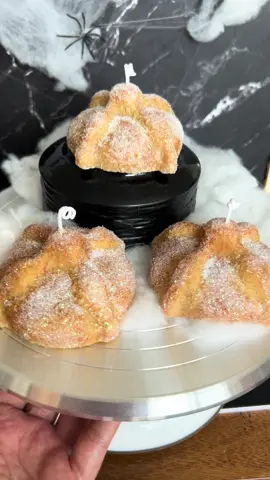 🥖💀✨ VELA PAN DE MUERTO ✨💀🥖 El aroma y la tradición del Día de Muertos ahora en forma de vela 🕯️💕. Un panecito 🍞 con todo el encanto mexicano 🇲🇽, hecho a mano con amor 💛 y listo para darle un toque único a tu altar 🪔🌼, a tu hogar 🏡 o para regalar 🎁 a alguien especial. Perfecta para recordar con luz ✨, tradición 🌸 y un toque muuuy tierno 😍. ¡Porque iluminar la memoria también puede ser delicioso! 🌟 #PanDeMuerto 💀 #VelasArtesanales 🕯️ #TradiciónMexicana 🇲🇽 #DíaDeMuertos 🌼 #VelasCreativas ✨  ❤️  🎃  🙌  🕯️  👻  🪔  🌟