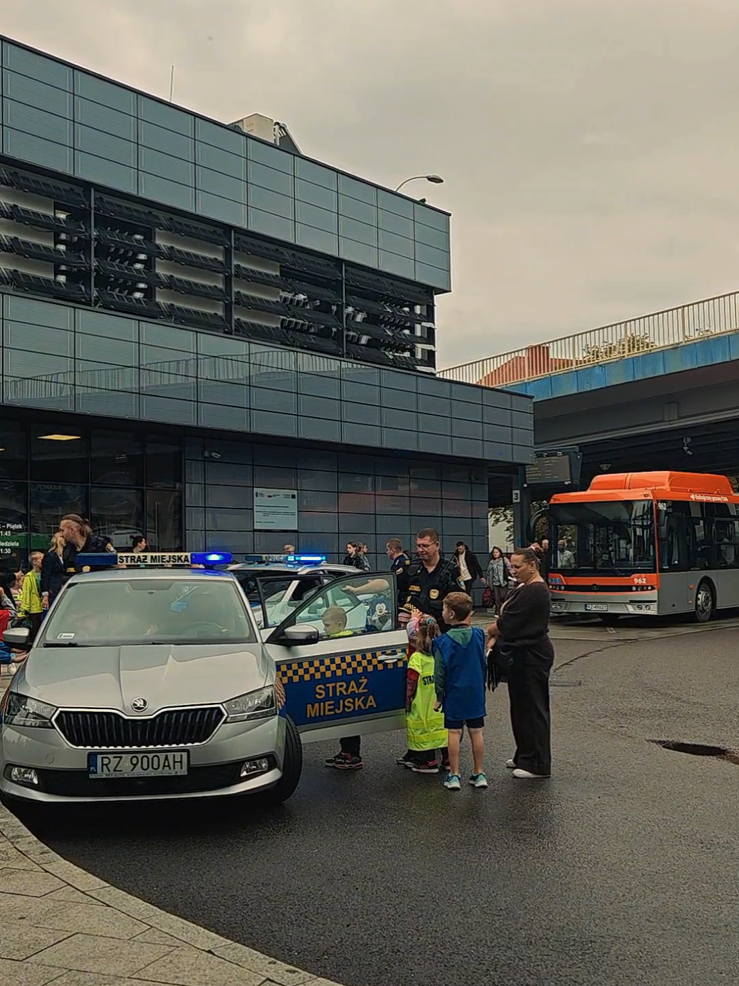 Mobilny piknik na Dworcu Lokalnym: radiowóz od środka, odznaka i „kajdanki” (na próbę 😉), Straz Miejska i ich codzienna służba, mobilne laboratorium ZTM oraz MPK Rzeszów— zapowiedzi przystanków i fotel kierowcy dla najmłodszych Dziękujemy za uśmiechy i energię! ✨ Napisz w komentarzu, czy byłeś z nami. 👇 #ZTMRzeszow #Rzeszow #TydzienMobilnosci #EuropeanMobilityWeek #transportpubliczny 