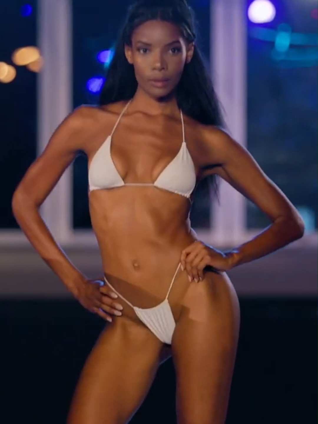 Desfile de moda praia com biquinis brasileiros para arrasar no verão e carnaval