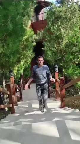 Sizinle sevişen bir insanın aslında kiminle savaştığını bilemezsiniz!..  Sizi öperken kimi öldürmeye çalıştığını,  Sizi severken kimden nefret ettiğini tahmin bile edemezsiniz..  Çünkü her aşk  diğerinin intikamıdır aslında... Mecnun uyanık 