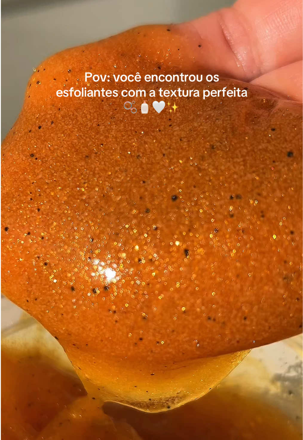 O banho premium mudou de nível. 💎 Os novos esfoliantes @Hidramais são uma experiência à parte, sem dizer o aroma que invadiu todo meu banheiro e quarto ✨ Quer saber e sentir como é essa experiência sensorial? Corre pro site e use meu cupom 🏷️tatysvager  #hidramais #maislover #esfoliante #esfoliantecorporal #banhopremium 