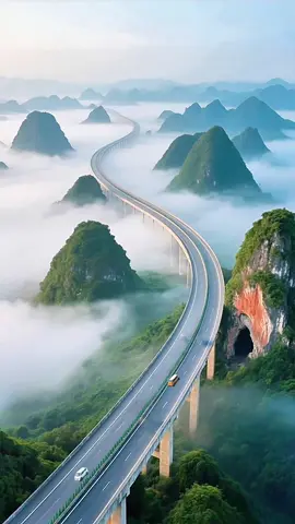 🇨🇳🇨🇳🇨🇳这是中国合那高速（S60）是广西“横6”高速，东起合浦，西至那坡，全长516公里，途经钦州、崇左等市。它穿越喀斯特地貌区，桥隧比31%。沿途风景如画，称为“世界上最美的公路。 This is China 🇨🇳 Hechi-Napo Expressway (S60) is the 