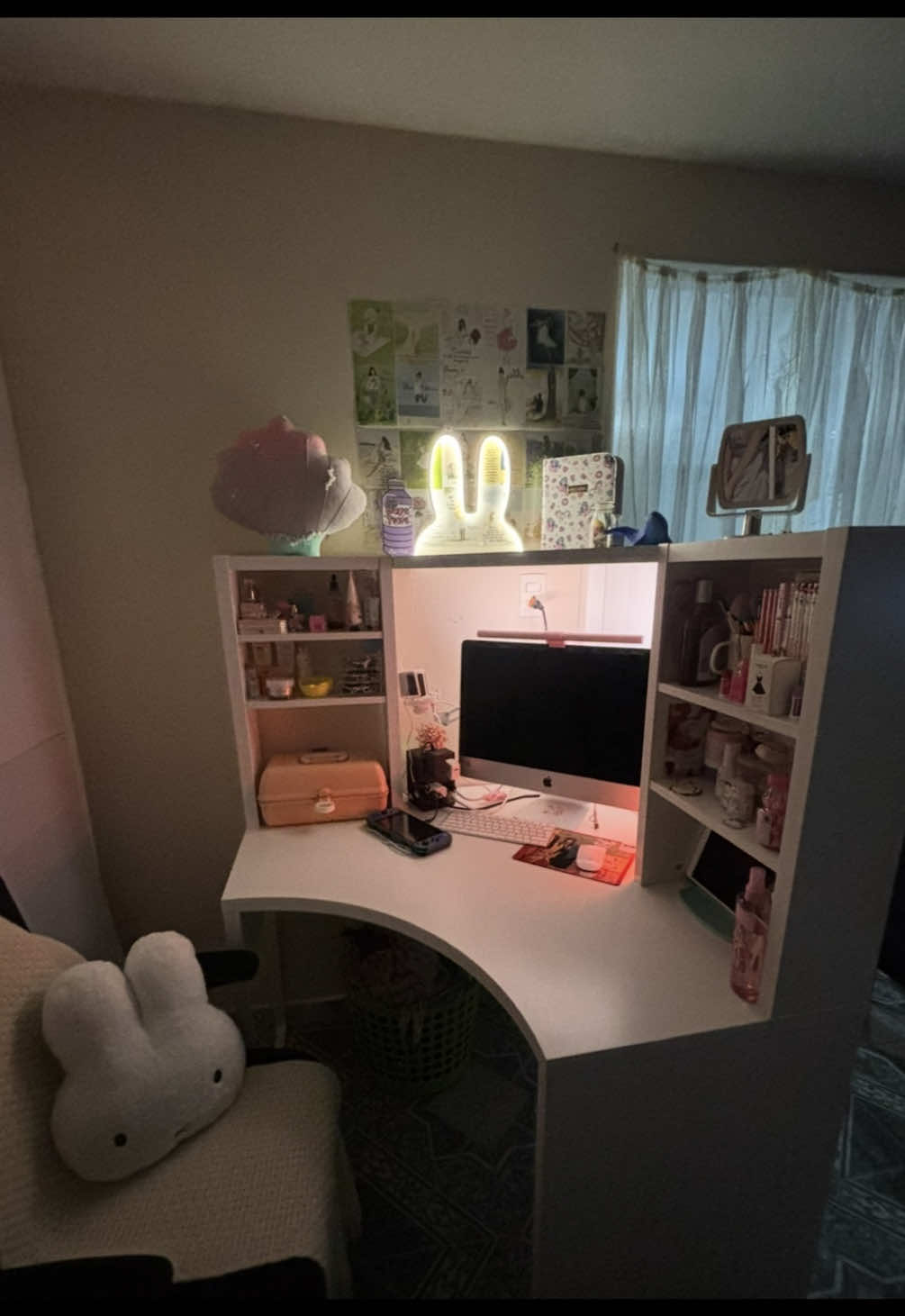Micke corner desk IKEA mi nuevo espacio de estudio, juego y entretenimiento! Súper feliz con el resultado 🧸 #aesthetic #ikeadesk #cozysetup #desksetup #GamerGirl 