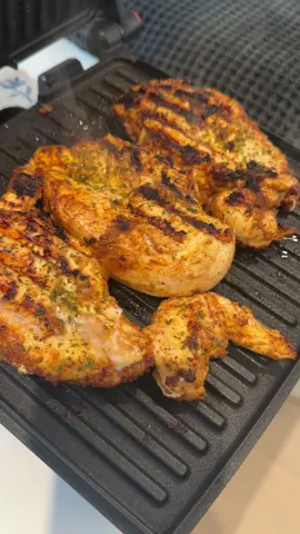 Using my panini press to grill chicken breast ✔️ #chickenbreast #grill #fyp #fyppppppppppppppppppppppp #cooking 