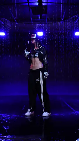 I like the way she dances @Samantha #video #freestyle #baile #dance #breakdancer 