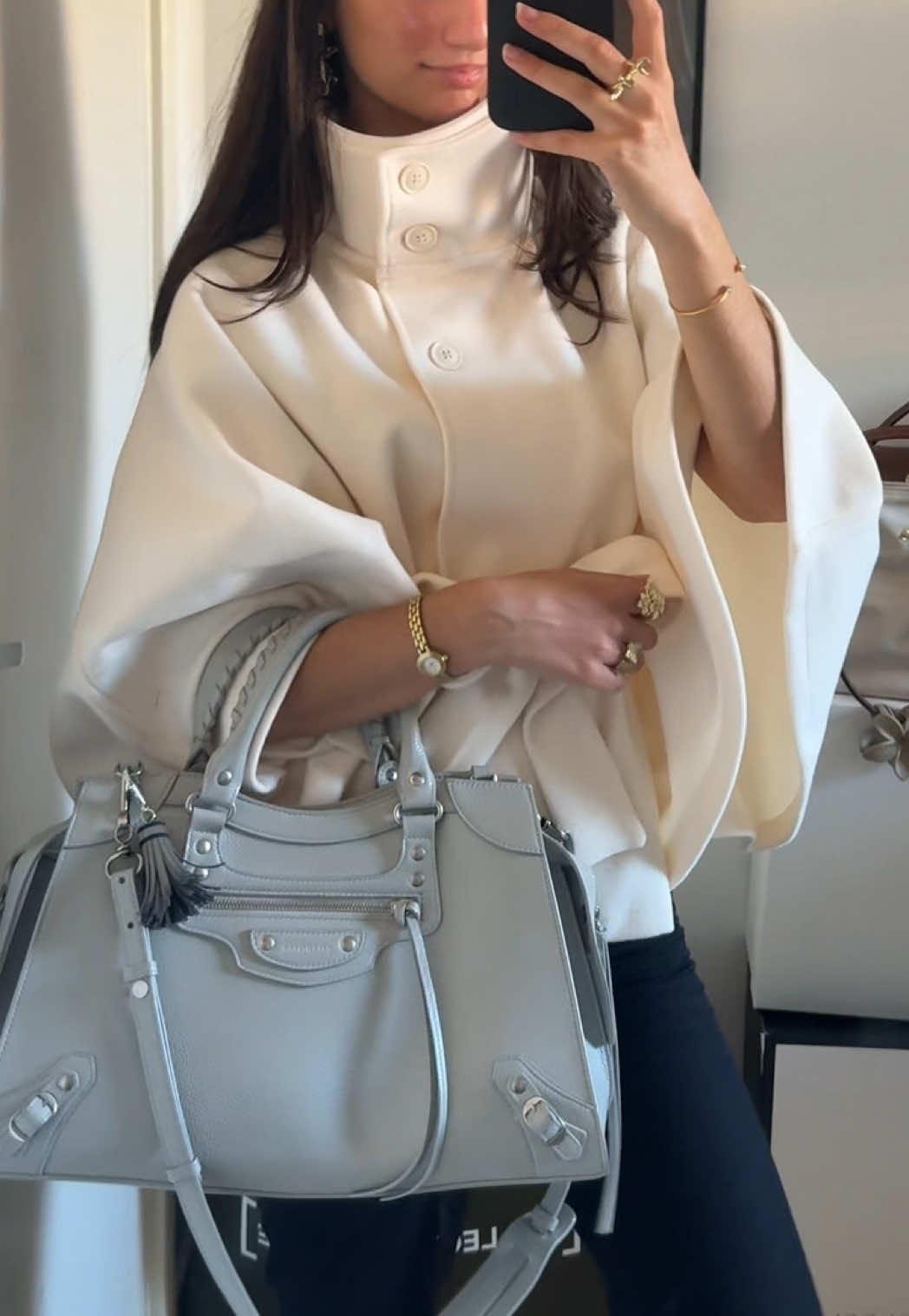 Its linked in my bio! This belt cape jacket> • • • • #capejacket #ginatricothaul #autumnjackets #stockholmstyle   #creatorsearchinsights 