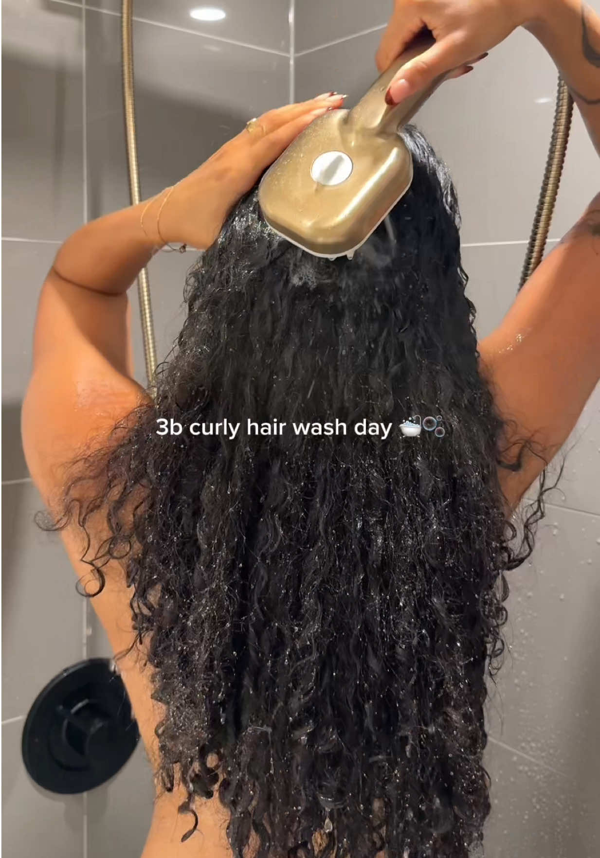 Full curly hair wash day routine asmr 🫧 Loved doing this routine because it left my curls feeling so juicy and looking so defined! Products used @Olaplex Rich Hydration hair mask @Fenty Hair shampoo @The Doux Hair Care bee girl custard @Innersense Organic Beauty I create finish @JVN Hair shine drops @LOCCITANE almond hair mist #olaplexpartner #curlyhairroutine #naturalhair #grwm #washday 