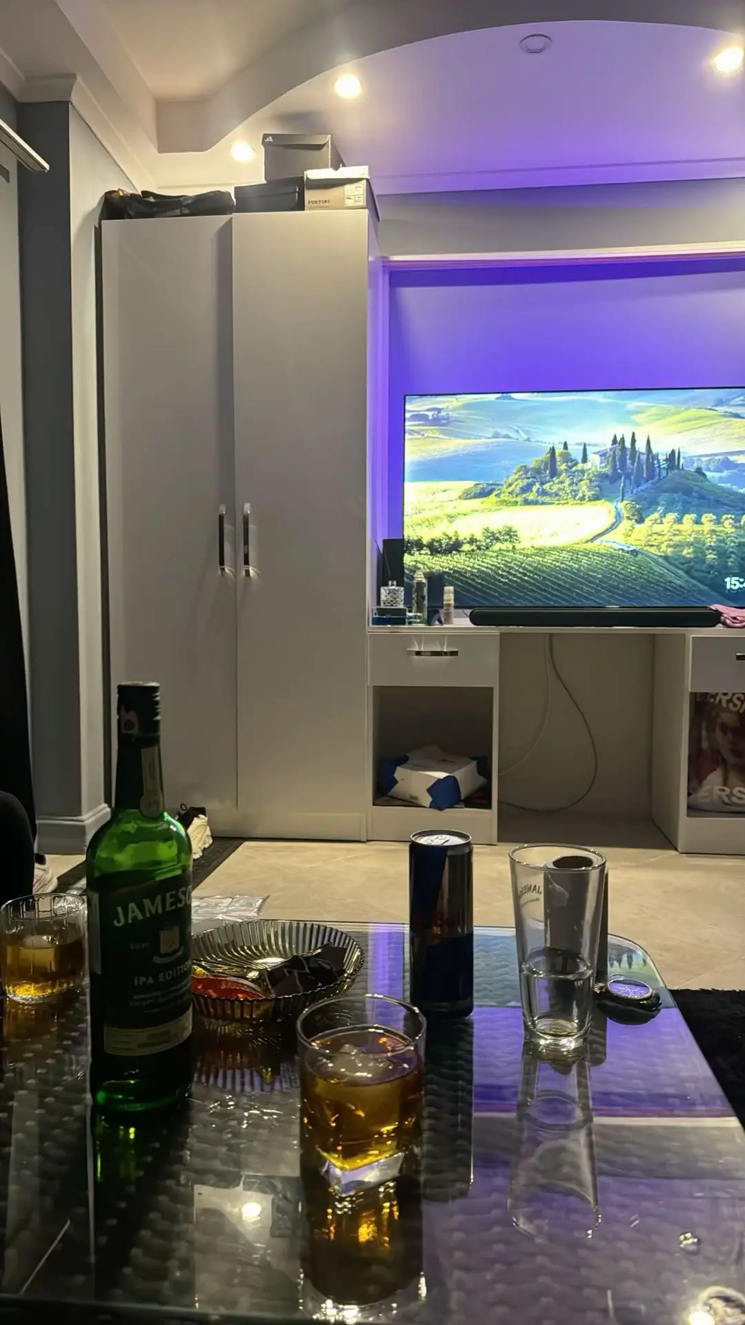 Birgün xoşbəxt olduğ , hərgün acısını çəkirik . 