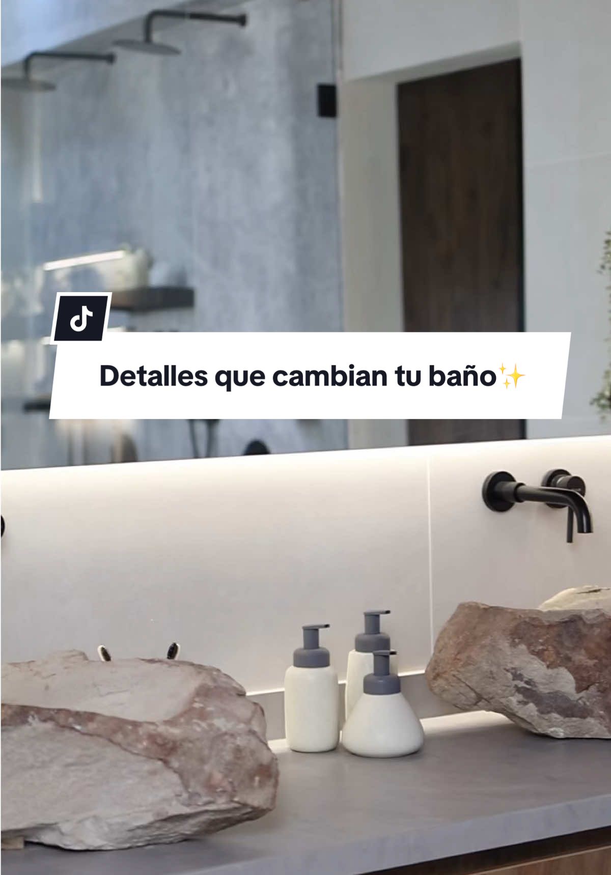 Los pequeños cambios pueden lograr diferencias enormes. 🤩 Deja de usar los aburridos empaques de plástico que hacen lucir mal a tu baño y que aparte le hacen daño al medio ambiente. 🌿 Lo mejor es empezar a utilizar un set de jaboneras que aportan estilo y contribuyen a reducir el uso de plásticos de un solo uso. ✨ ¿Qué te parece este consejo? No se trata solamente de la apariencia de tus espacio, si no de que podemos empezar a consumir con conciencia. 💛🍃