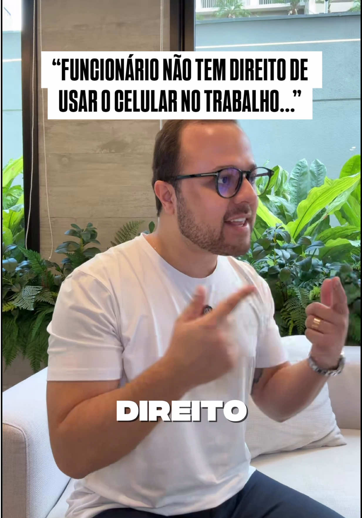 Funcionário dizendo que tem “direito” de usar celular no expediente é a desculpa perfeita pra mascarar baixa produtividade. 👀 - Na empresa, prioridade é entrega. - Distração custa caro. - Quem confunde liberdade com bagunça, não respeita o time nem o negócio. ⚠️ Líder que fecha os olhos pro uso excessivo de celular abre a porta pra queda de resultado. Quer aprender a liderar com estratégia? 👇🏼Me segue aqui.