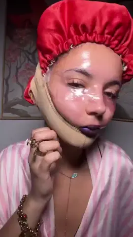 Bir kadın sabahları uyguladığı yüz bakımı rutinini paylaştı.