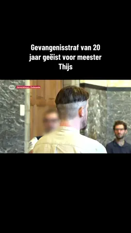 Het openbaar ministerie vordert een gevangenisstraf van 20 jaar voor meester Thijs. Vanmorgen is de rechtzaak tegen de kleuterleider van 39 begonnen in Oudenaarde. Jarenlang misbruikte en verkrachtte hij kleuters op school De Springplank in Geraardsbergen. Hij filmde alles en verspreidde de beelden via het internet naar andere pedofielen over heel de wereld. Speurders vonden meer dan 5000 foto's en filmpjes op zijn computer. #voorjou #voorjoupagina #foru #memesoullah #fyp 