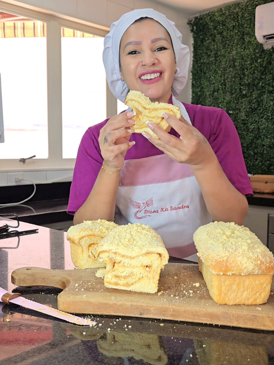 ✨ CUCA DE DOCE DE LEITE COM FAROFA CROCANTE ✨ A cuca mais fofinha, recheada com doce de leite cremoso e coberta com farofinha crocante que derrete na boca! 🤤 📋 Ingredientes da Massa 🥛 100ml de leite morno 💧 100ml de água morna 🍞 10g de fermento seco (ou 15g fresco) 🧈 2 colheres de manteiga 🥚 1 ovo 🍬 4 colheres de açúcar 🌸 Essência de baunilha a gosto 🧂 1 colherzinha (café) de sal 🌾 450g de farinha de trigo (adicione aos poucos até a massa ficar lisa) 🍯 Recheio ➡️ Doce de leite e requeijão cremoso 😍 ✨ Farofinha Crocante 🍬 5 colheres de açúcar 🌾 5 colheres de farinha de trigo 🧈 1 colher de manteiga 📢 Quer aprender mais receitas incríveis de pães caseiros gigantes? 👉 Adquira já meu E-BOOK exclusivo com as TOP 10 RECEITAS DE PÃES por apenas R$ 9,90. Clique no link do perfil e garanta o seu! 💡 Gostou dessa delícia? ✅ Salva pra testar depois ❤️ Curte pra apoiar ✍️ Comenta o que achou 🔗 Compartilha com alguém que ama pão fofinho ---  #cucaCaseira #docedeleite  #pãocaseirofofinho #culináriacaseira #pãogigante 