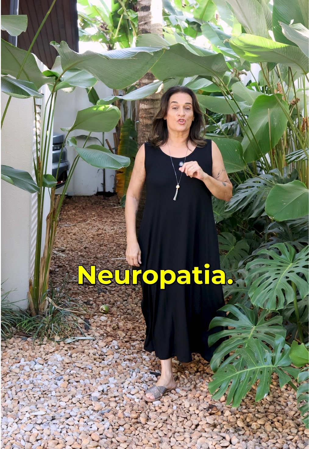 Neuropatia: quando o corpo dá sinais de que perdemos o controle. Fraqueza, dor, anestesiamento nos pés e mãos… sintomas físicos que revelam também um alerta emocional. Muitas vezes, a neuropatia está ligada à diabete, mas, no fundo, também fala sobre a perda de direção e de comando na vida. Cuidar da mente e do corpo é essencial. Consulte médicos, nutricionistas e não ignore os sinais, eles têm muito a dizer sobre você.  #Psicossomática #SaúdeIntegral #Autocuidado #Psicologial #SimoneMartins
