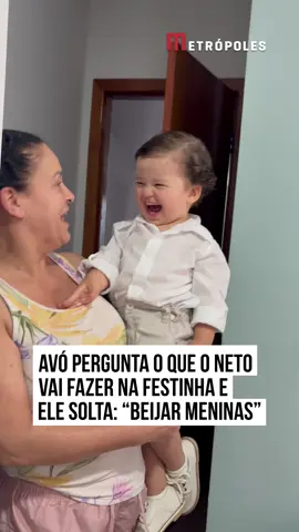 🎉👦 Todo arrumadinho para a #festa de #aniversário, o netinho já estava pronto para se divertir… ou pelo menos é o que ele parecia pensar! Quando a avó brincou dizendo que ele não podia ficar “beijando meninas”, o pequeno soltou uma risadinha e repetiu que vai #beijar as meninas.  Curiosa, a avó perguntou o que ele pretendia fazer na festinha, e a resposta veio com toda espontaneidade: “beijar meninas”. Quando insistiram se ele não iria brincar na festa, ele repetiu, com a maior naturalidade e sorriso no rosto: “quer beijar meninas”. 😆💖 O vídeo conquistou a internet, e os internautas se divertiram com a sinceridade do netinho: “Essa criança já nasceu com coragem 😂”, comentou um. #TikTokNotícias 📹 _lorebrandao (ig) | myhoodbr