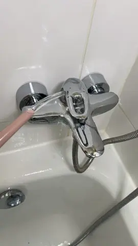 Meine Badewannen-Armatur war komplett verkalkt – doch mit Porcöz & Sagrotan strahlt sie wieder wie neu! 👉 Erst Porcöz getestet, dann gründlich nachgeschrubbt und mit Sagrotan nachgearbeitet. Am Ende alles mit Wasser ausgespült & trocken poliert – keine Wasserflecken, nur Glanz! 💬 Womit reinigt ihr eure Armaturen am liebsten? 🔁 Teilt das Video mit euren Freunden & folgt mir für mehr Putz-Hacks! #aryalifestyle #cleaning #putzen #Reinigung #Putztipps 