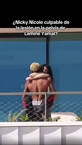 Será por Nicki que Lamine Yamal se perdió el partido de Champions de ayer debido a una lesión en la pelvis. Sin embargo, una foto que circula en redes sociales ha desatado la polémica: se le ve junto a su novia, la cantante Nicky Nicole, compartiendo un momento cariñoso en el que él la levanta. Los fans han señalado que sus visitas como novios son la causa de su lesión, generando todo tipo de comentarios. ¡La polémica está servida!  #nickinicole #lamineyamal #futbol #novios #trend 