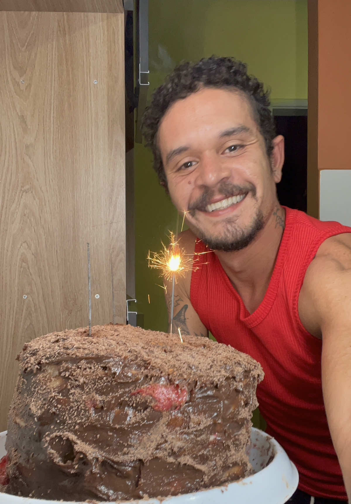 Hoje eu completo 28 anos de idade e 8 anos vivendo com HIV bora fazer um bolo para comemorar comigo? Ingredientes 3 ovos  1/2 xícara de açúcar  2 xícaras de farinha de trigo  50 gramas de achocolatado em pó  1/2 xícara de óleo  1 colher de sopa de fermento  1 pitada de sal 1 xícara de água morna  Modo de preparo Coloque no liquidificador os ovos o açúcar, o óleo, achocolatado, e o fermento, bata depois despeje em uma tigela e acrescente a água morna e o fermento e misture bem, coloque em uma forma untada e leve para assar em forno alto a 200 graus pré-aquecido por 40 minutos! A cobertura fica a seu critério eu fiz de brigadeiro com geleia de morango ! 