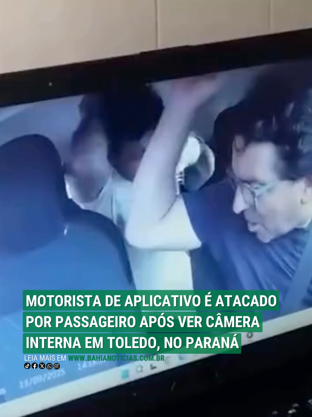 Um motorista de aplicativo de 58 anos foi atacado com golpes de facão por um passageiro durante uma corrida em Toledo, no oeste do Paraná, na noite de sábado (13). O caso foi registrado pela Polícia Civil do Paraná (PCPR) na terça-feira (16). O suspeito já foi identificado e será ouvido pela polícia. Imagens da câmera de segurança instalada no carro mostram três passageiros no banco traseiro. Ao perceber o equipamento, o agressor pediu para encerrar a corrida e solicitou que os outros dois ocupantes descessem do veículo. Em seguida, sacou um facão e tentou golpear o motorista, chegando a puxá-lo pelo braço para continuar o ataque. Segundo o G1, a filha da vítima relatou que o pai sofreu cortes superficiais nas mãos, cabeça, rosto e antebraço, mas não precisou de atendimento hospitalar. Ela afirmou ainda que o suspeito estava embriagado e que não houve discussão prévia: “No momento do ocorrido, ele não percebeu que o passageiro portava um facão, pois a arma estava escondida na cintura. Como é possível ver no vídeo, meu pai não costuma olhar para trás durante as corridas e só notou que o passageiro carregava um ‘Camelinho’ [bebida alcoólica]”, contou. O veículo, alugado para o trabalho, sofreu danos e precisou de reparos. De acordo com a Polícia Civil, o caso está solucionado: “A PCPR esclarece que o crime já está solucionado, a vítima foi ouvida, o agressor identificado e será responsabilizado pelas lesões e pelos danos ao veículo”, informou a corporação 📲 Siga o @bahianoticias e fique bem informada(o) 🎥 Instagram