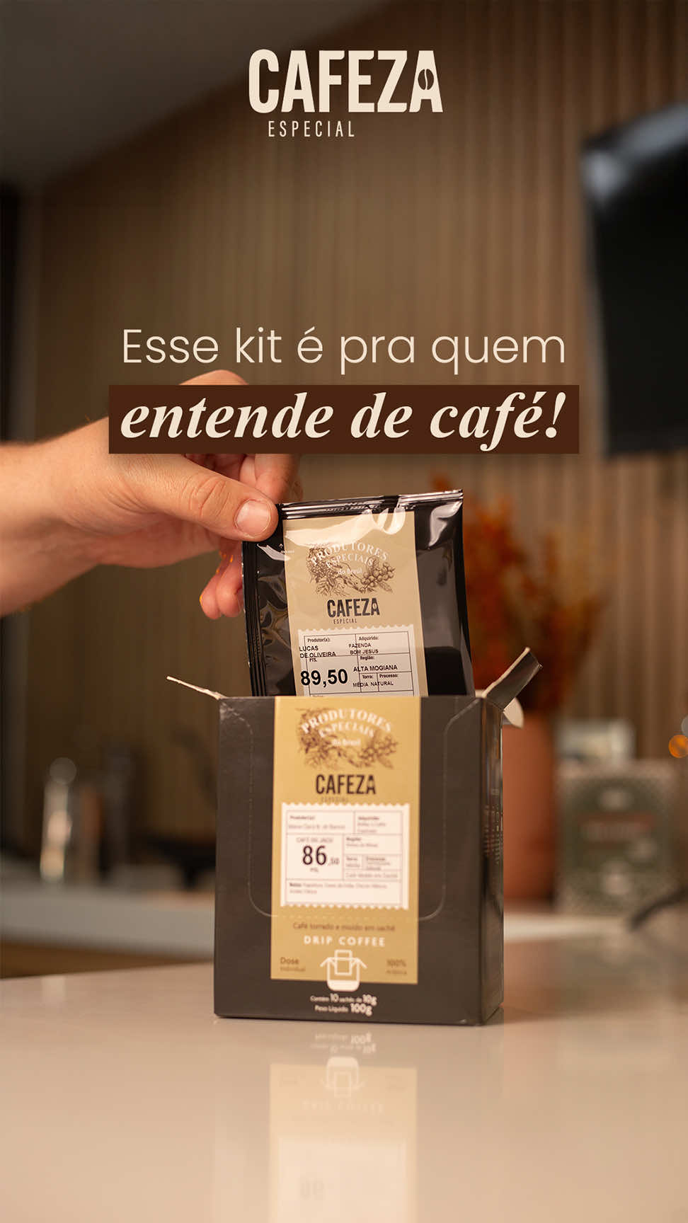 Você sente quando o café muda por causa da moagem. Você repara no tempo de extração. Esse kit é pra quem entende ou quer entender e nós montamos um kit de degustação - nele você tem cafés de microlotes, tem o famoso café do jacu, e até cafés do Cup Of Excellence! Pra quem vive o café com atenção.