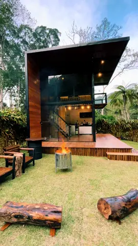 Maravilhoso Challe Industrial com conceito de Loft aproximadamente 40m2º excelente para fazer uma renda em apps como Arbnb e Booking alugando como temporada -Sala com pé direito duplo  -Cozinha integrada ao ambiente  -Banheiro -Quarto com vista e sacada  -Deck de 90°  -Área gourmet com churrasqueira -Área com fogo de chão  2º Loft Industrial 40m2º R$:300.000 ✔️Aceitamos carro como parte de pagamento  Contato 22999640256 Felipe Felossi