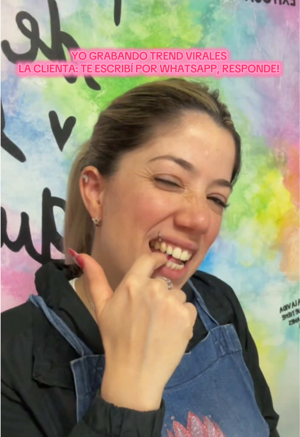 Perdón chicas 😅 Prometo responder WhatsApp… pero primero este trend 🫣💅 ¿A quién más le pasa? #TendenciaTikTok #Manicuristas #HumorManicurista #UñasArgentina #JohannaNailMaster   