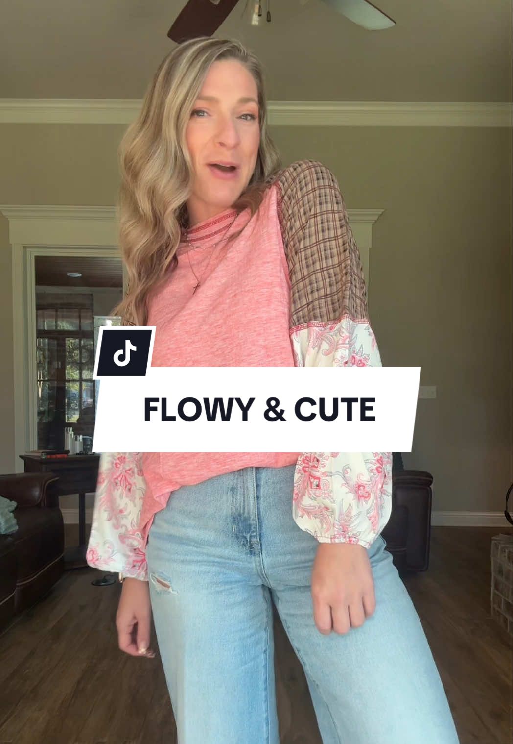 Love the mixed patterns and plaid on this flowy top! #flowytop #fallfashiontrends #falloutfits #falloutfitideas 