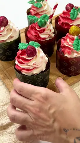 1 ovo 180 g de açúcar  60 ml de leite 1 colher de sopa de vinagre  100 ml de óleo de canola  5 ml de essência de baunilha  200 g de farinha de trigo  20 g de chocolate em pó  7 g de fermento  200 ml de água morna  Corante vermelho a gosto  Cobertura: 200 g de chantilly gelado 150 g de cream cheese  100 g de chocolate branco derretido  Bater o cream cheese na batedeira até ficar cremoso, sem parar de bater, adicione o chocolate derretido e em seguida o chantilly. Bater até o ponto de bico 