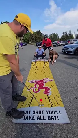 Drops the umbrella and the putt! $100 Putt Challenge #publicchallenge #publicreaction 