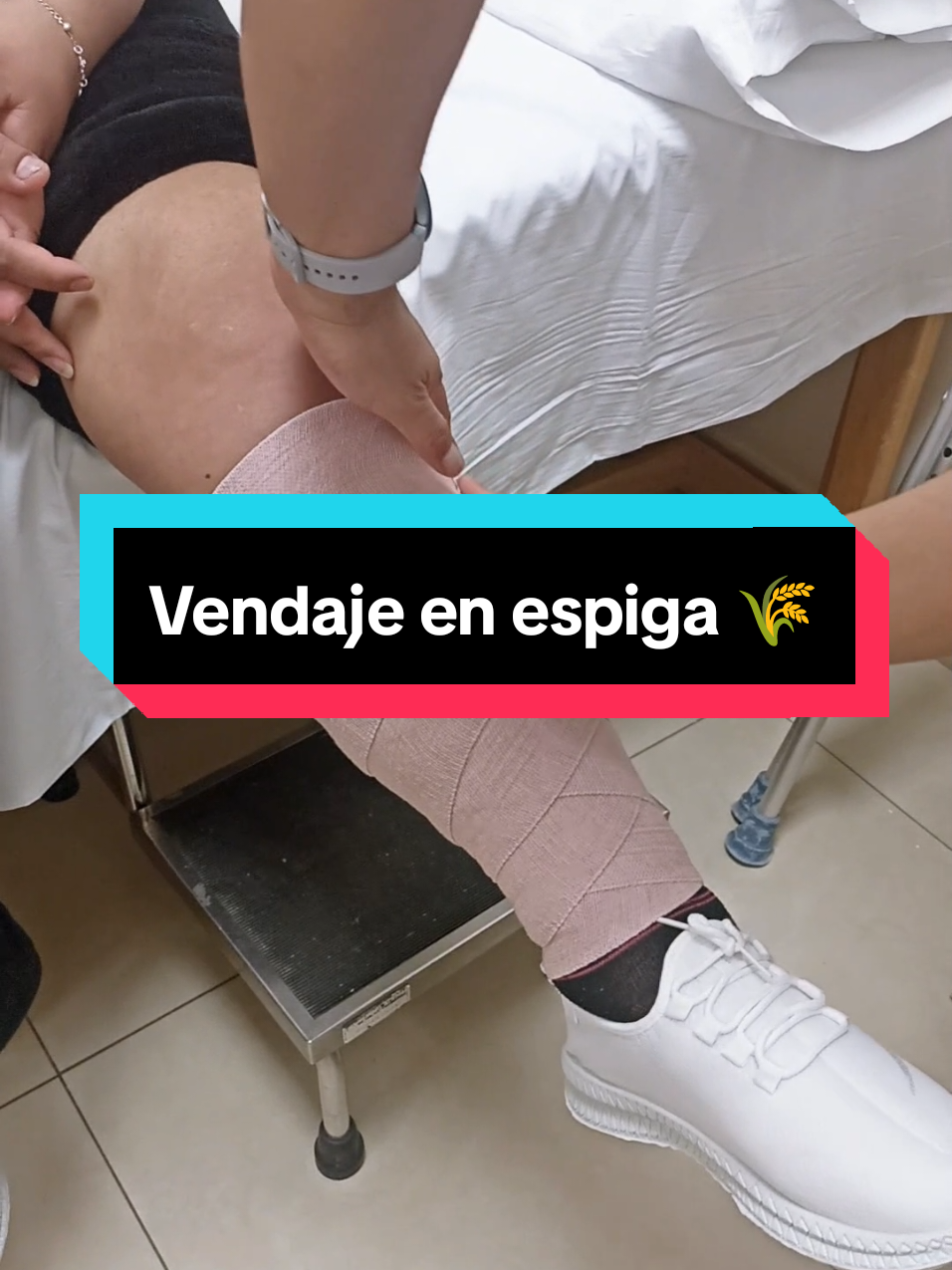 Como realizar un vendaje compresivo en espiga.🌾 ✅ Este vendaje sirve para tratar la inflamación o edema localizado en un segmento del cuerpo debido a una lesión traumática o enfermedad. ✅ El tamaño de la venda depende del tamaño de la extremidad que vamos a tratar. #LIVEIncentiveProgram #JustGoLIVE #PaidPartnership 