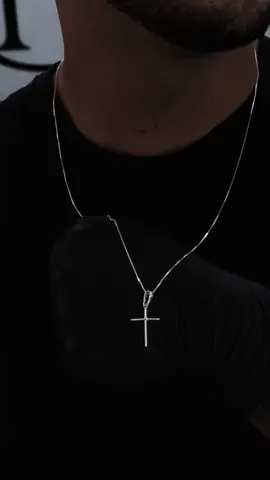 A joia certa para todas as ocasiões. Corrente Veneziana com Cruz Lisa – disponível em 50cm, 60cm e 70cm. Um clássico em prata legítima 925, com garantia eterna da loja. Entrega imediata em Uberlândia e envios rápidos para todo o Brasil. Garanta a sua pelo link na bio. #CapCut 