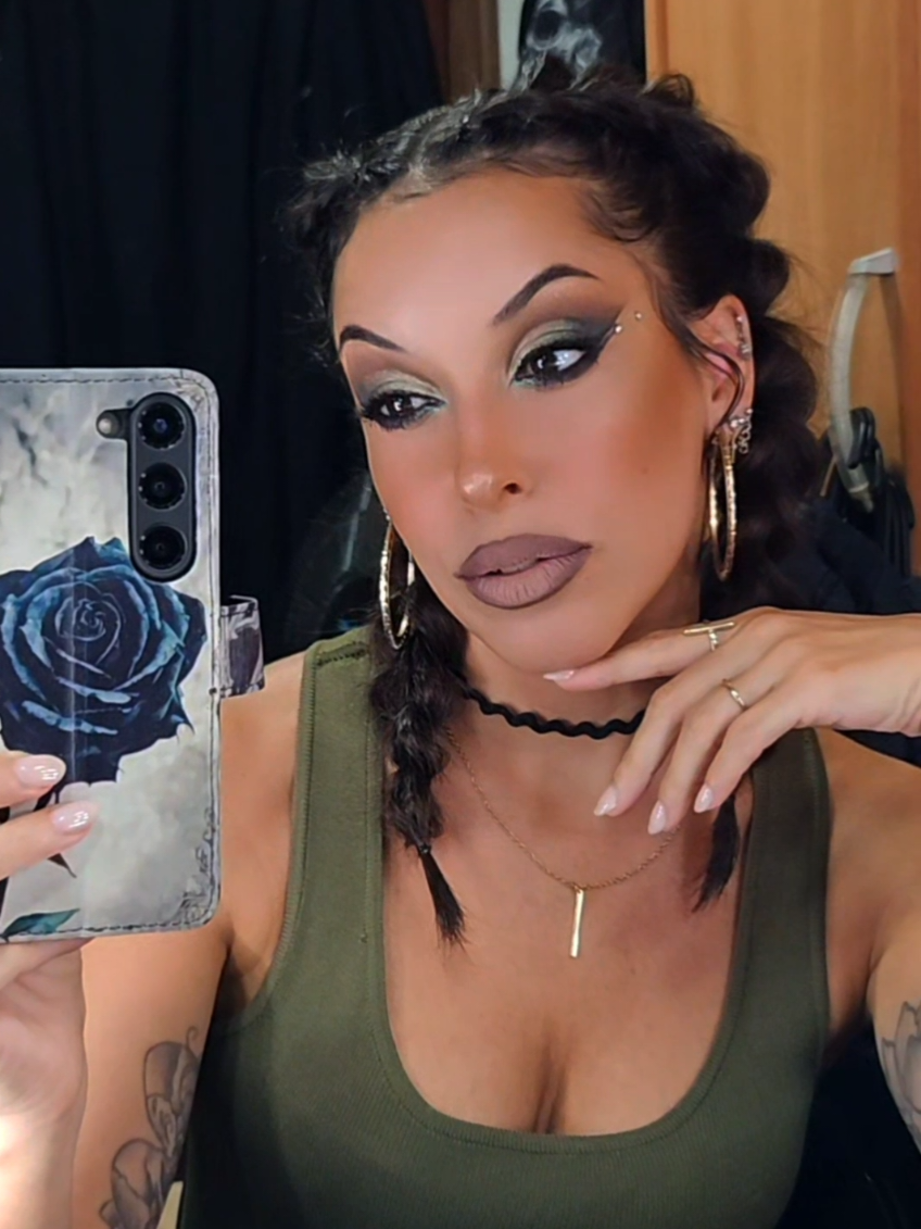 Maquillaje, peinado y outfit 💚✨ Feliz fin de semana amigxs 🫂 #fyp #viral #parati #makeup #inspooutfit 