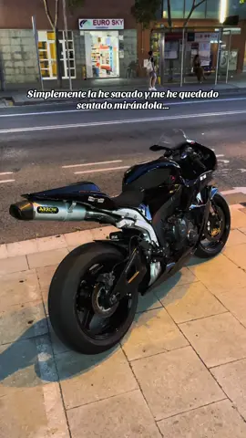 Me sigo quedando sentado empanado mirándola. Un sueño hecho realidad… ❤️‍🩹 #honda #cbr600rr 