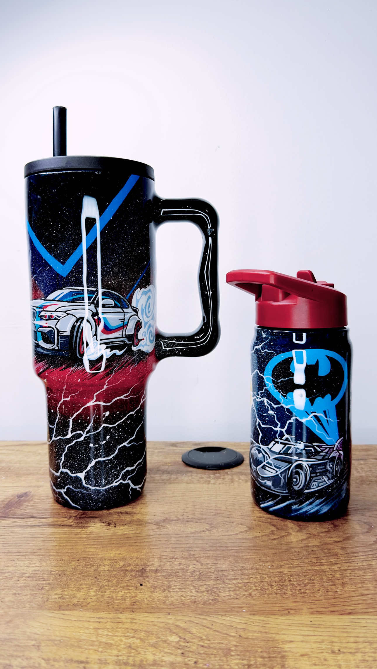 🚗✨ Yo no sé nada de carros… pero créanme que estoy manejando la imaginación a 120km/h para estos termos Cubitt 😅  Como no tengo ni idea de modelos ni motores, este es el momento de inventar y soltarle toda la creatividad al pincel. El resultado: un termo único, pintado a mano y hecho a la medida de lo que tú quieras.  💥 Así que si tienes una idea (por más loca que suene), mándamela… porque aquí no se necesitan caballos de fuerza, ¡se necesita imaginación! 🎨🔥 👉 Escríbeme por DM o WhatsApp y nos inventamos tu termo personalizado #TermoPersonalizado #PintadoAMano #cubitt #ArtePersonalizado 