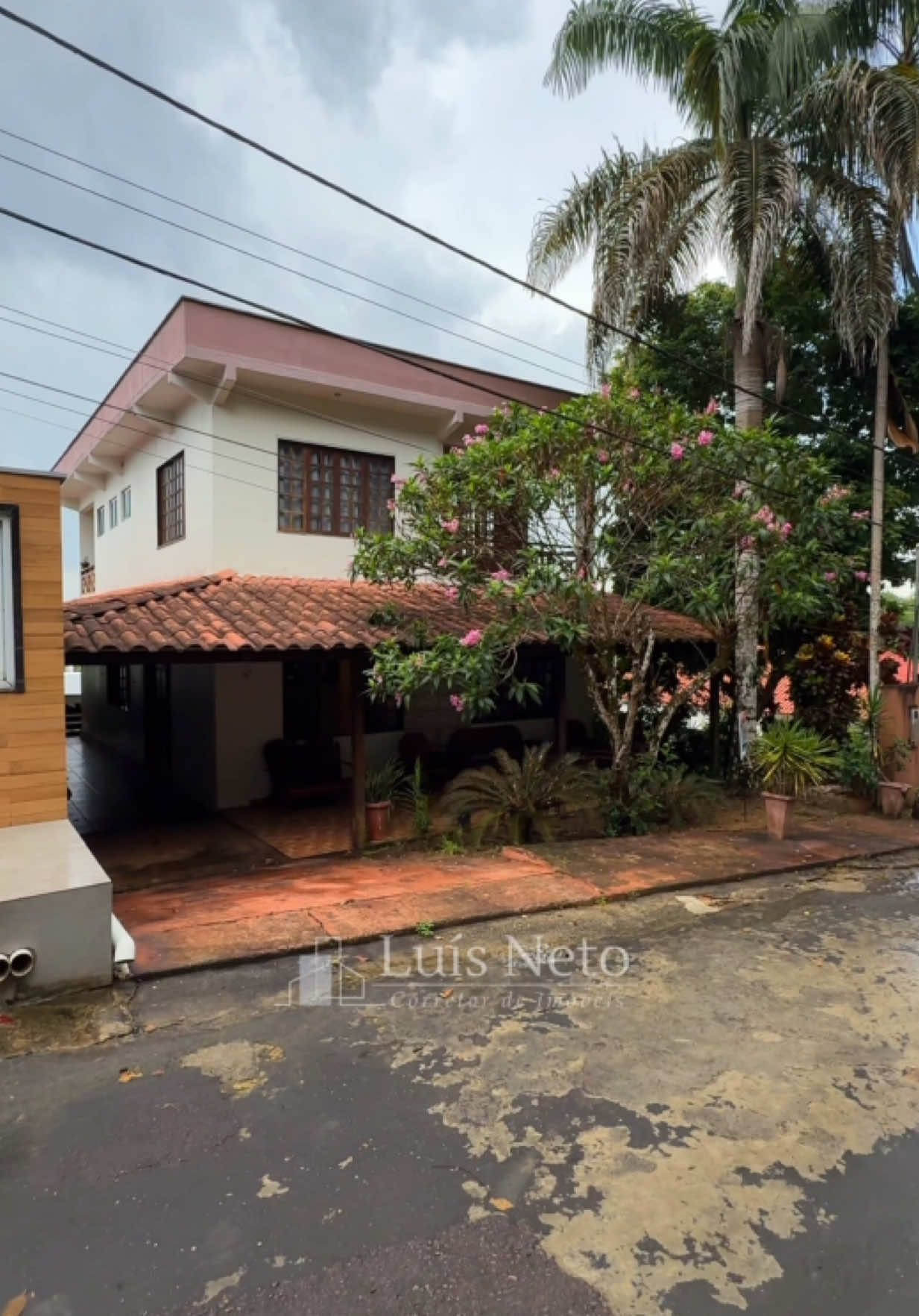 Casa espaçosa com 4 quartos a venda no condomínio Bosque Tarumã! 📍Localizada no Condomínio Bosque Tarumã, na Av. do CETUR, acesso depois do supermercado Vitória da Av. Do Turismo. ⚜️4 quartos sendo 2 suítes com varanda ⚜️1 escritório  ⚜️2 banheiros sociais  ⚜️Sala ampla ⚜️cozinha espaçosa ⚜️Quintal amplo ⚜️Churrasqueira e forgão a lenha ⚜️Garagem para 3 carros ⚜️Casa toda na laje ✅ 680 MIL - ACEITA FINANCIAMENTO ✅ ☑️ 650 para compra a vista☑️ 😃 Gostou desse imóvel e quer agendar uma visita? Fale comigo agora mesmo no direct ou no: (92) 99386-9974 (link na Bio) Luis Neto | CRECI 6414