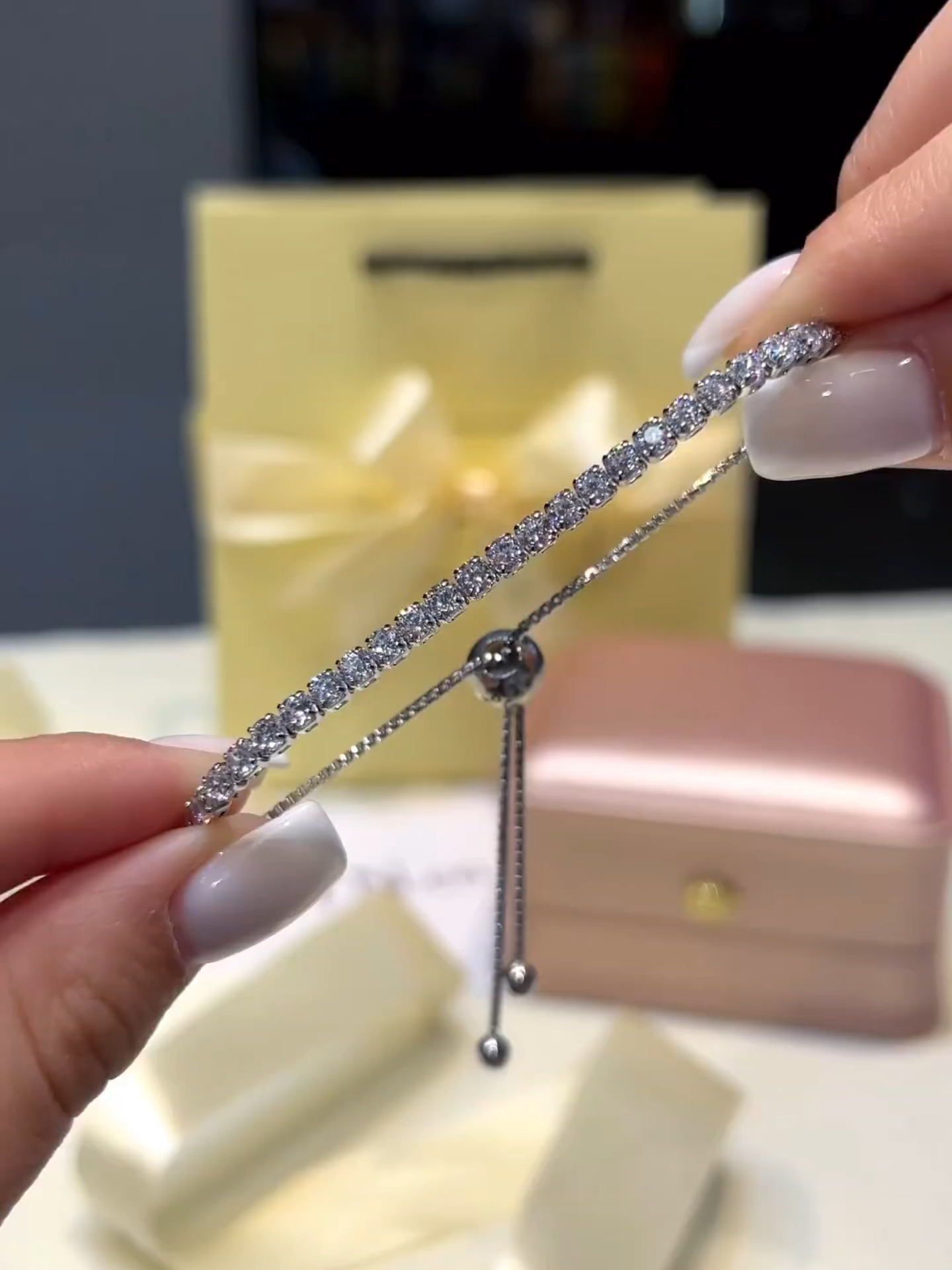 🎁 أحلى هدية ممكن تقدّمها ❤️ أنسيال باندورا شداد فضة 925 أصلية 💎 يوصلك في بوكس وشنطة باندورا بـ750 جنيه بس ✨ والشحن مجانا لحد باب البيت 🚚