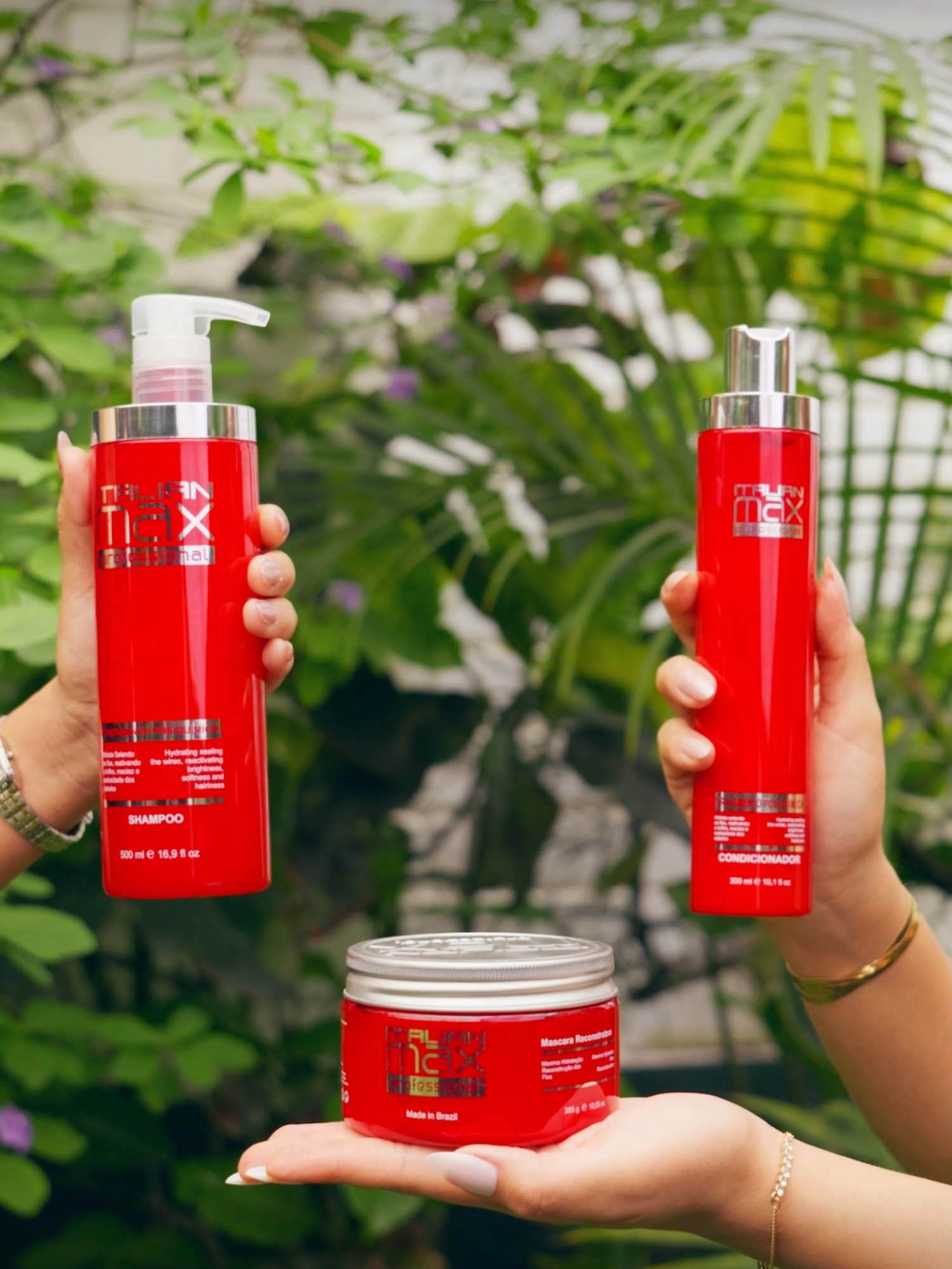 🎥 ¿Alisado, bótox o cabello procesado? Tenemos 3 aliados que transforman tu salón: 💖 Kit Post Química → Prolonga el efecto de tu alisado o bótox, controla el frizz y mantiene un movimiento natural gracias al Argán y Marula. 🤍 Proativo 3D → Hidratación profunda y protección avanzada para cabellos sensibilizados o con color. 🍏 Refresh Detox → Reinicia tu cabello: limpia a fondo, fortalece y estimula el crecimiento con biotina, jengibre y vinagre de manzana. ✨ Tres soluciones profesionales, un solo objetivo: un cabello saludable y espectacular. #ItalianMaxProfessional #InnovaciónCapilar #haircut #AlisadoProfesional #hair #hairstylist #bayalage #soloparaestilistas #haircolorist #hairtreatment #Guayaquil #BottoxCapilar #hairsalon #Guayaquildecorazo #EstilistasPro #CuidadoDelCabello #blondie