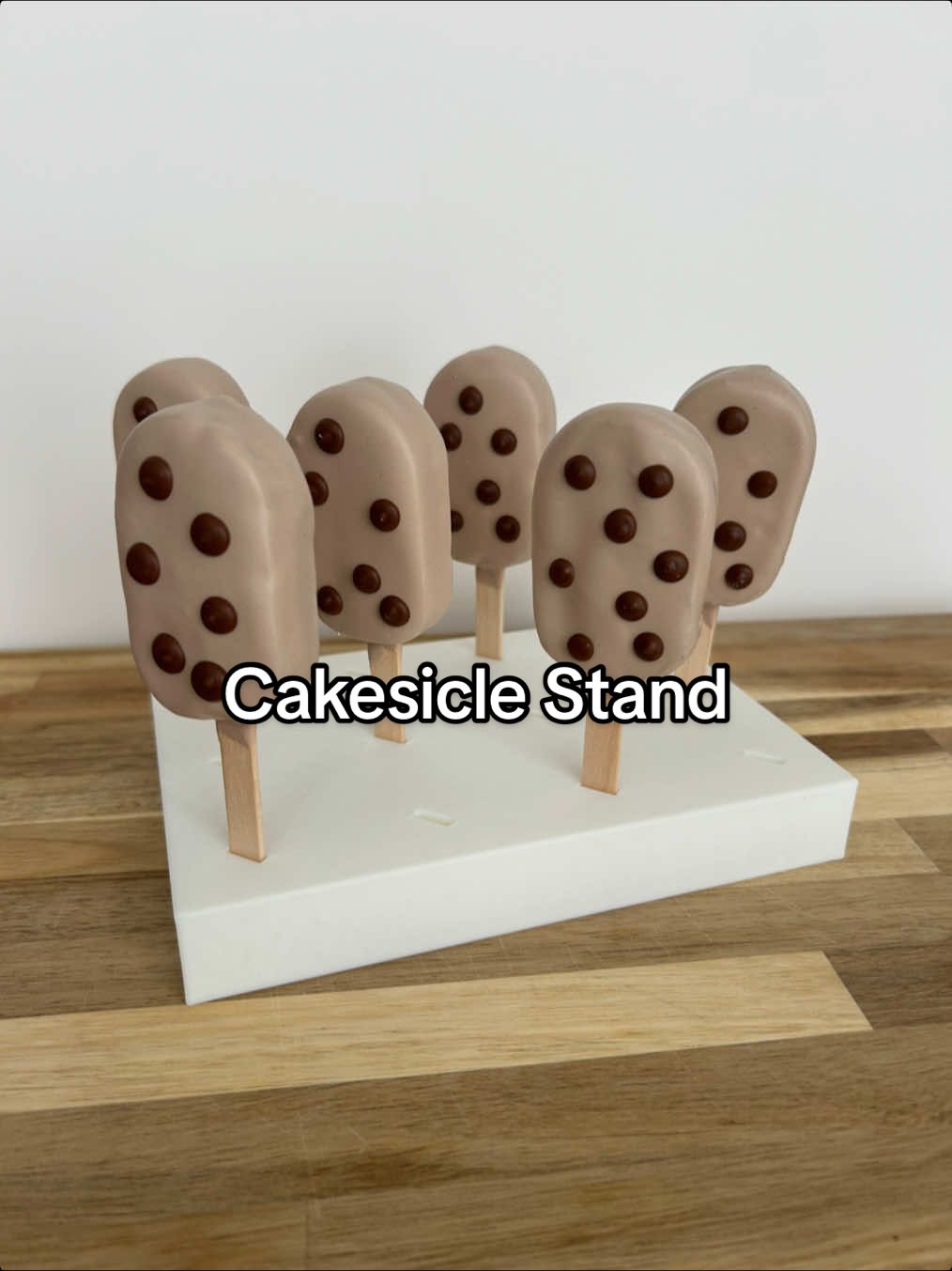 Love it! 😍 not all cakesicles need to lay flat @HGB3D #cakesicles #cakesicleholder #cakesiclestand #cakesickledecorating 