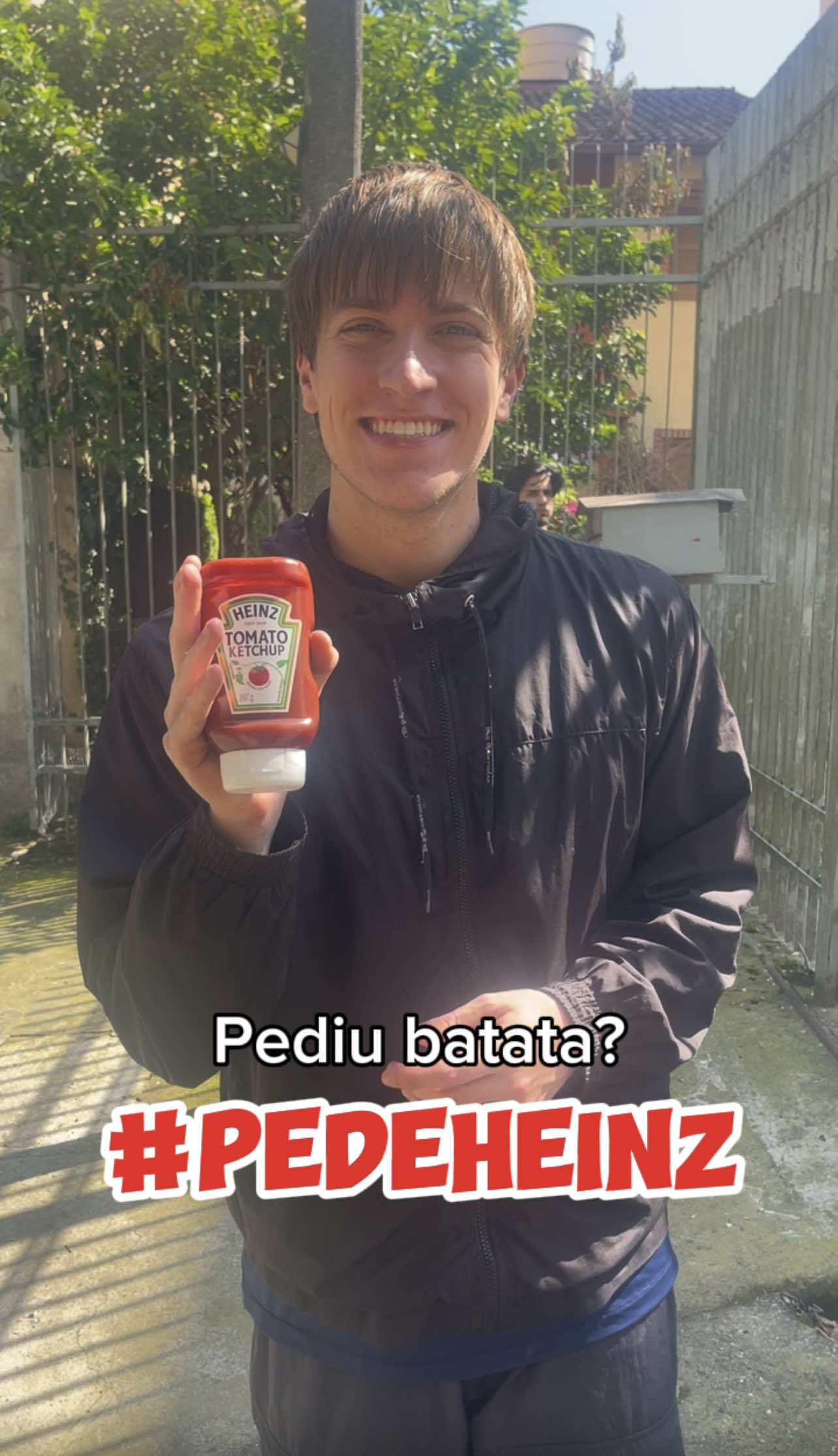 não sou de reclamar mas…                                                                           ㅤㅤ colocar na batata frita qualquer Ketchup que não seja Heinz é sem noção! 😁😁 Para reforçar a imagem da sua marca no Brasil, a Heinz, a empresa de Ketchup mais famosa do mundo, preparou uma mega promoção em parceira com o iFood!  Durante todo esse final de semana, do dia 19 até o dia 21 de setembro, todos aqueles que realizarem um pedido no aplicativo do iFood, em um dos restaurantes participantes (apenas São Paulo, capital), receberão um cupom de desconto de R$8,00, o que permitirá incluírem em seu pedido um Ketchup Heinz de 397g para turbinar seu lanche e fazer aquela combinação perfeita com as batatas fritas! Agora vocês já sabem né? Pediu batata frita? #PedeHeinz! *Promoção válida apenas em São Paulo(capital) *Para mais informações acesse https://www.ifood.com.br *publi