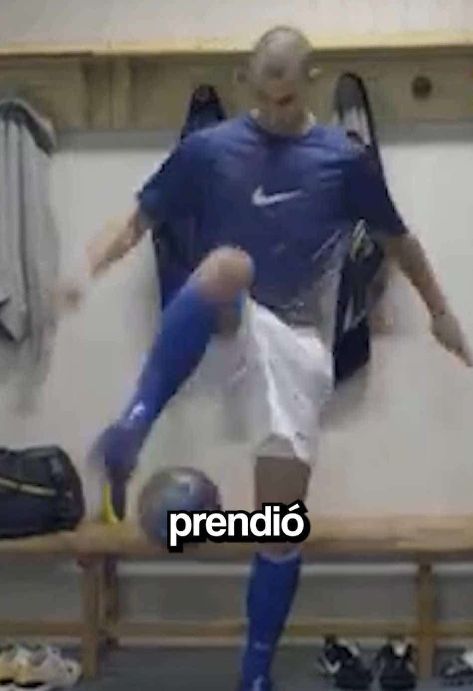 🔥⚽ Cuando Nike no vendía botines, vendía sueños: The Cage y Joga Bonito marcaron nuestra infancia. 😍✨ #TikTokDeportes #tiktokfutbol  #gusbol #fútbol #nikefootball #jogabonito #thecage #ronaldinho #ronaldo #cristiano 