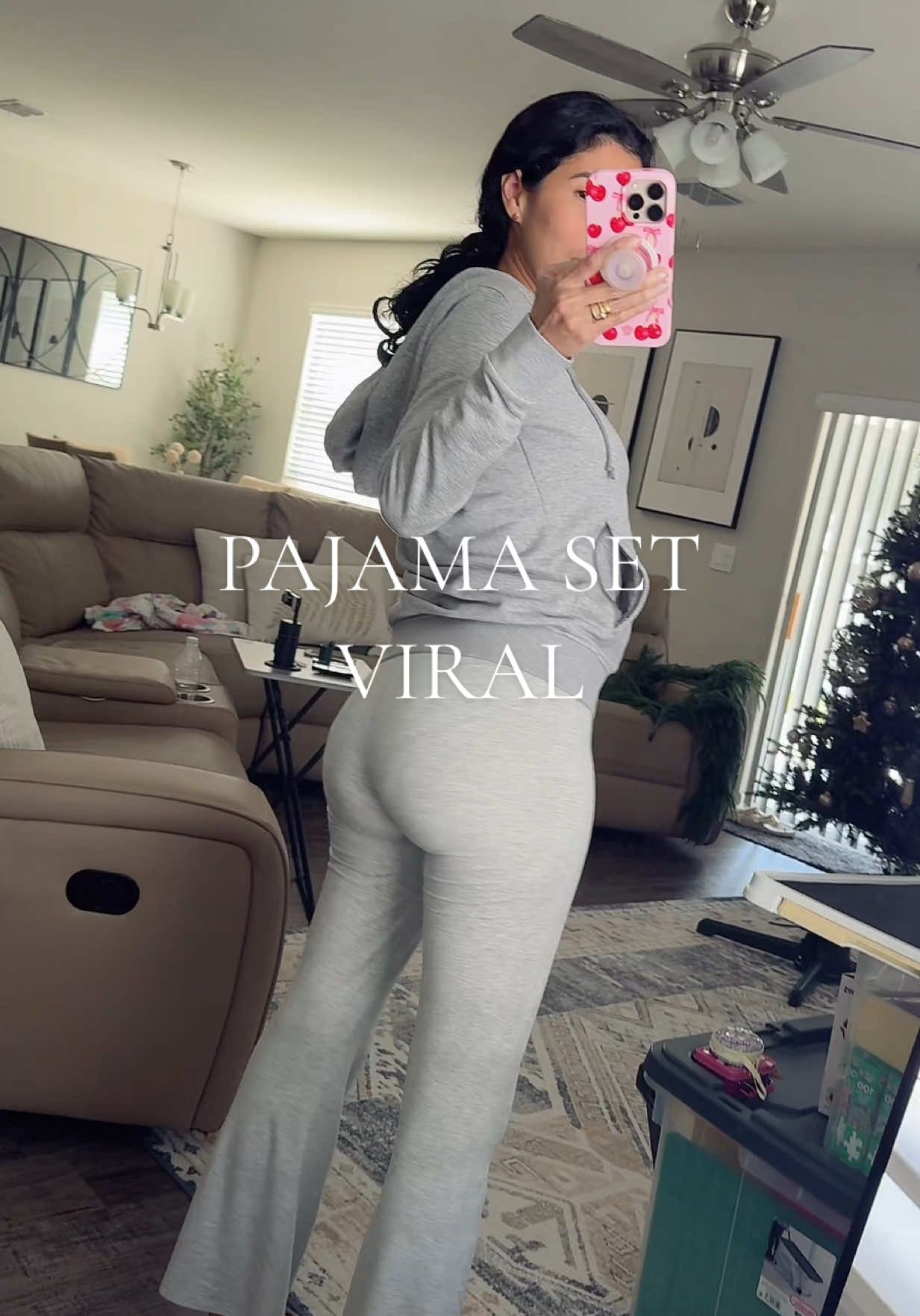 Amo como está pajama se ve ! Yo hasta salgo con esto jajajaja…😝 #pajamaset #pajamas #tiktokshopcreatorpicks #autumnoutfits #fypシ 