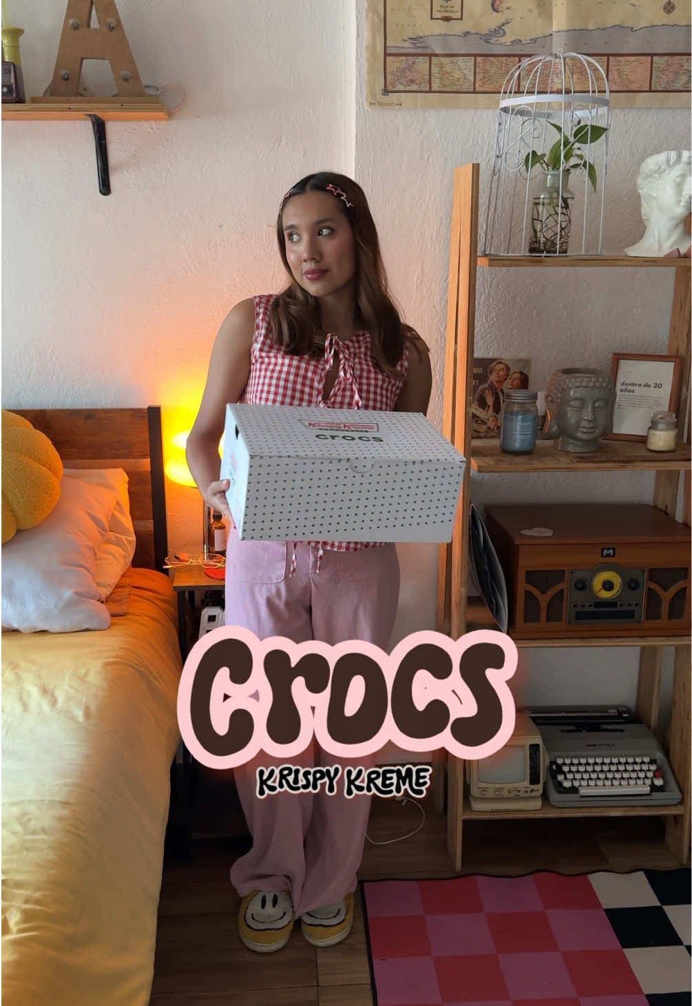¿Moda o antojo? Las dos. Tan irresistibles como una dona glaseada. 🍩⭐️💌  #CROCSKRISPYKREMEMX #fashion #inspofashion #donuts #styleinspo 