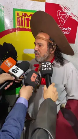 No camarim do show em Guaíba, Baitaca falou sobre a polêmica da música Fogão a gás ou a lenha: “polêmica pra quem tem a mente suja”, disse. Ao explicar a letra, ele repete a frase: “na casa dela,  ela não pica lenha, na minha, pica todo dia”, ele repetiu. Uma questão de métrica segundo ele. 😂🤷‍♂️ Assista  no vídeo gentilmente cedido pelo grande Márcio Santos/ Repórter Guaibense