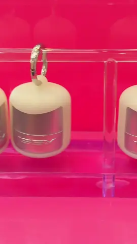 This is so cuuute!!! #issy #blush #makeup #cosmetics #keychain @Issy Cosmetics 