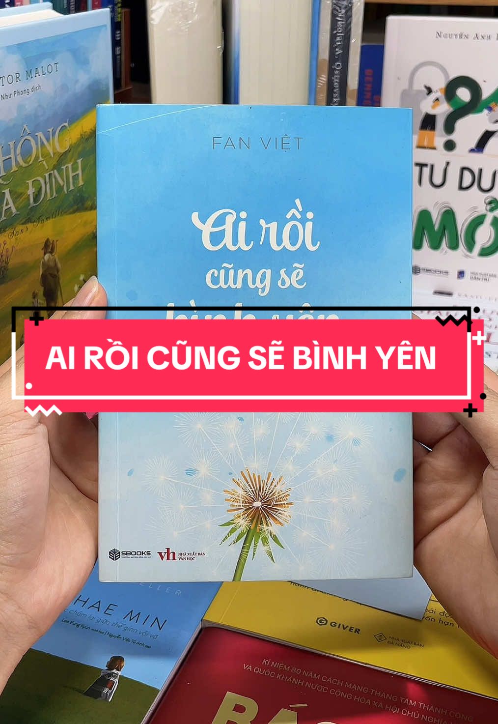 Ai Rồi Cũng Sẽ Bình Yên – Chạm vào an yên, buông bỏ muộn phiền! Bạn có bao giờ thấy mình kiệt sức giữa guồng quay cuộc sống, loay hoay với nỗi buồn và những tổn thương không tên? “Ai Rồi Cũng Sẽ Bình Yên” sẽ nắm lấy tay bạn, dẫn bạn đi qua những ngày u tối để tìm về khoảng lặng bình yên trong tâm hồn. Cuốn sách là tập hợp những tản văn nhẹ nhàng, sâu lắng, như lời thủ thỉ nhắc nhở: không ai hoàn hảo, không ai bất hạnh mãi mãi – chỉ cần bạn học cách tha thứ cho bản thân, học cách buông bỏ, thì ánh sáng bình yên sẽ tự khắc tìm đến. Nếu bạn đang cần một cuốn sách để sưởi ấm tâm hồn, xoa dịu vết thương và nhắc nhở rằng “rồi mọi chuyện sẽ ổn thôi”, thì Ai Rồi Cũng Sẽ Bình Yên chính là món quà bạn không thể bỏ lỡ.#tiemsachbinhyen #BookTok #sach #sachhay #airoicungsebinhyen 