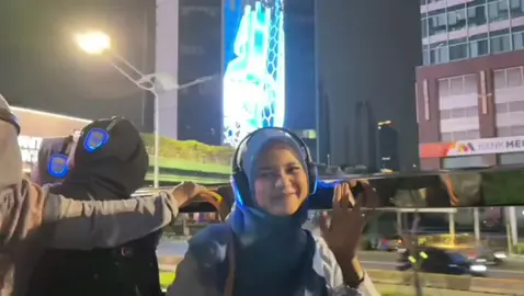 🚍✨ Mau naik Open Top TransJakarta tapi tiketnya cepat habis? Tenang, kami siap bantu war tiket buat kamu! Dapatkan pengalaman keliling Jakarta dari atas bus dengan mudah, nyaman, dan tanpa ribet. Yuk, pesan sekarang sebelum kehabisan! 🏙️💨 #opentoptourbusjakarta  #jakartaatnight #transjakarta #citylights 