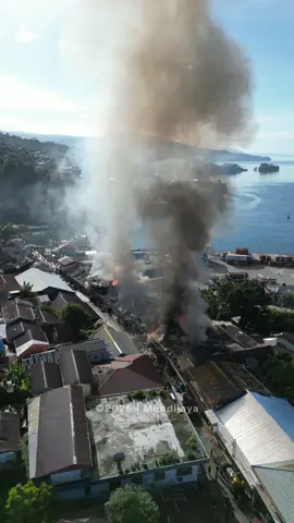 Turut berduka cita sedalam dalamnya atas kebakaran pagi ini di kawasan pertokoan fakfak, Semoga api lekas padam, tidak ada korban jiwa, dan semoga Allah selalu melindungi kita semua
